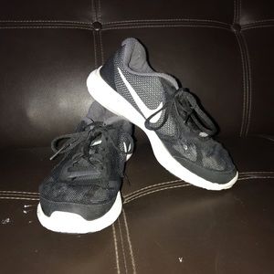 BLACK NIKE RUNNING SHOES